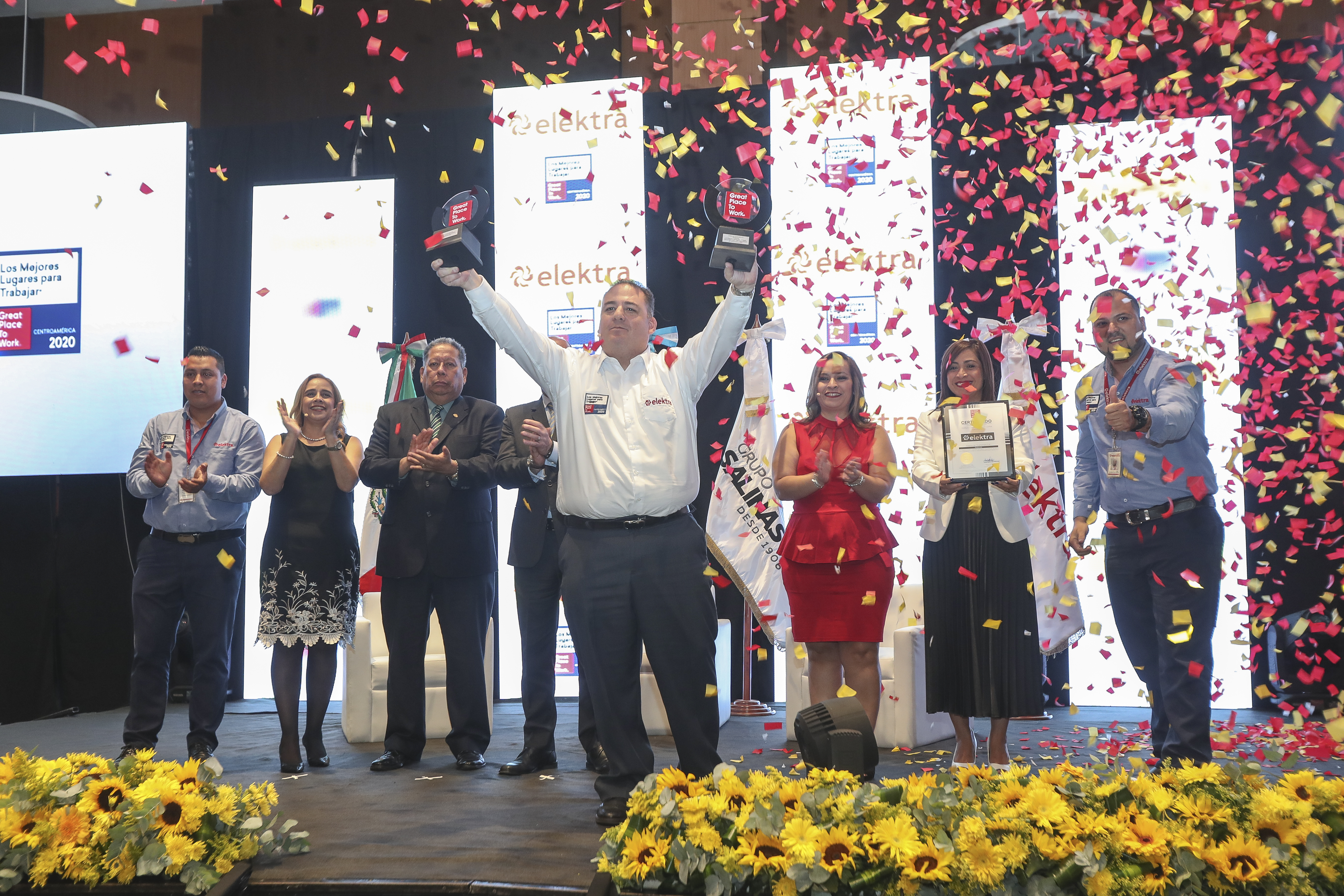 Gerardo Girón, director general de Tiendas Elektra Guatemala luce los galardones obtenidos. (Foto Prensa Libre: Norvin Mendoza)