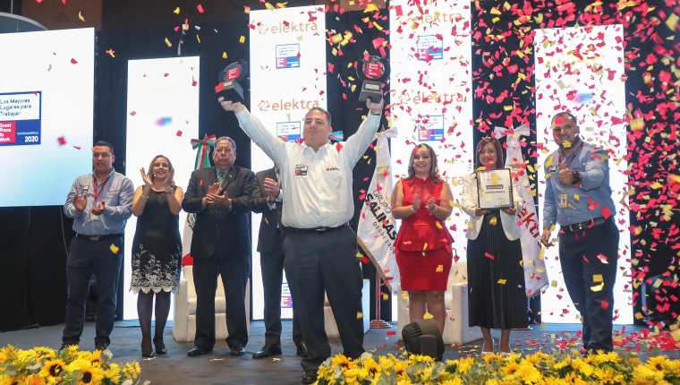 Gerardo Girón, director general Tiendas Elektra Guatemala luce los galardones obtenidos. Foto Prensa Libre: Norvin Mendoza