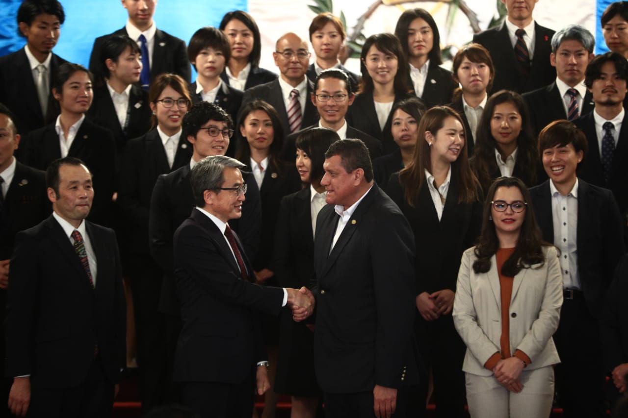 El vicepresidente Guillermo Castillo saluda al embajador de Japón en Guatemala, Tsuyoshi Yamamoto. (Foto Prensa Libre: Carlos Hernández)