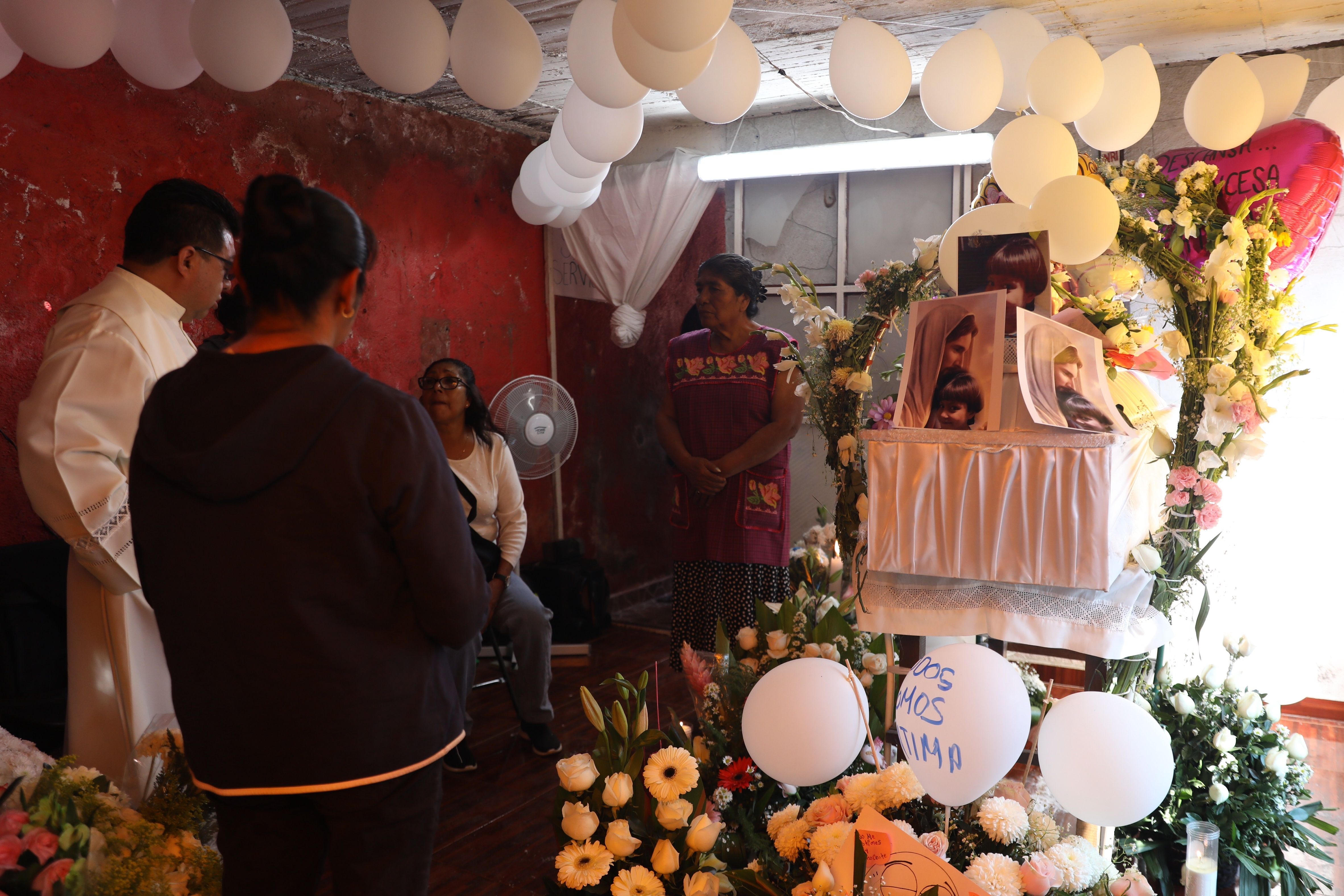 Familiares y amigos de la familia de la niña Fatima, durante su funeral  en el barrio Tulyehualco de la Ciudad de México. (Foto Prensa Libre: EFE)