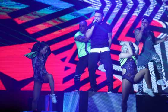 Fonsi también interpretó "Date la vuelta", tema que lanzó en 2019 junto a Sebastián Yatra y Nicky Jam. (Foto Prensa Libre: Keneth Cruz)