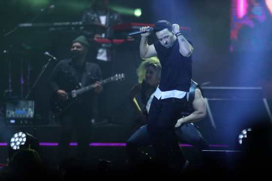 Fonsi interpretó su éxito "Despacito" y se despidió del escenario. (Foto Prensa Libre: Keneth Cruz)