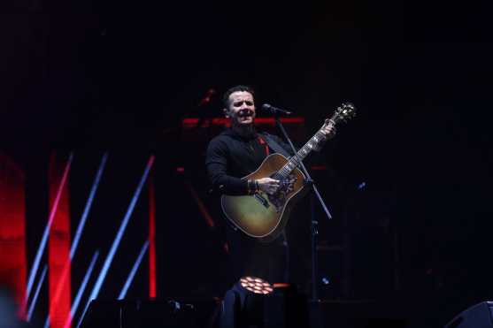 El artista colombiano también demostró su destreza con la guitarra y el público lo ovacionó. (Foto Prensa Libre: Keneth Cruz)