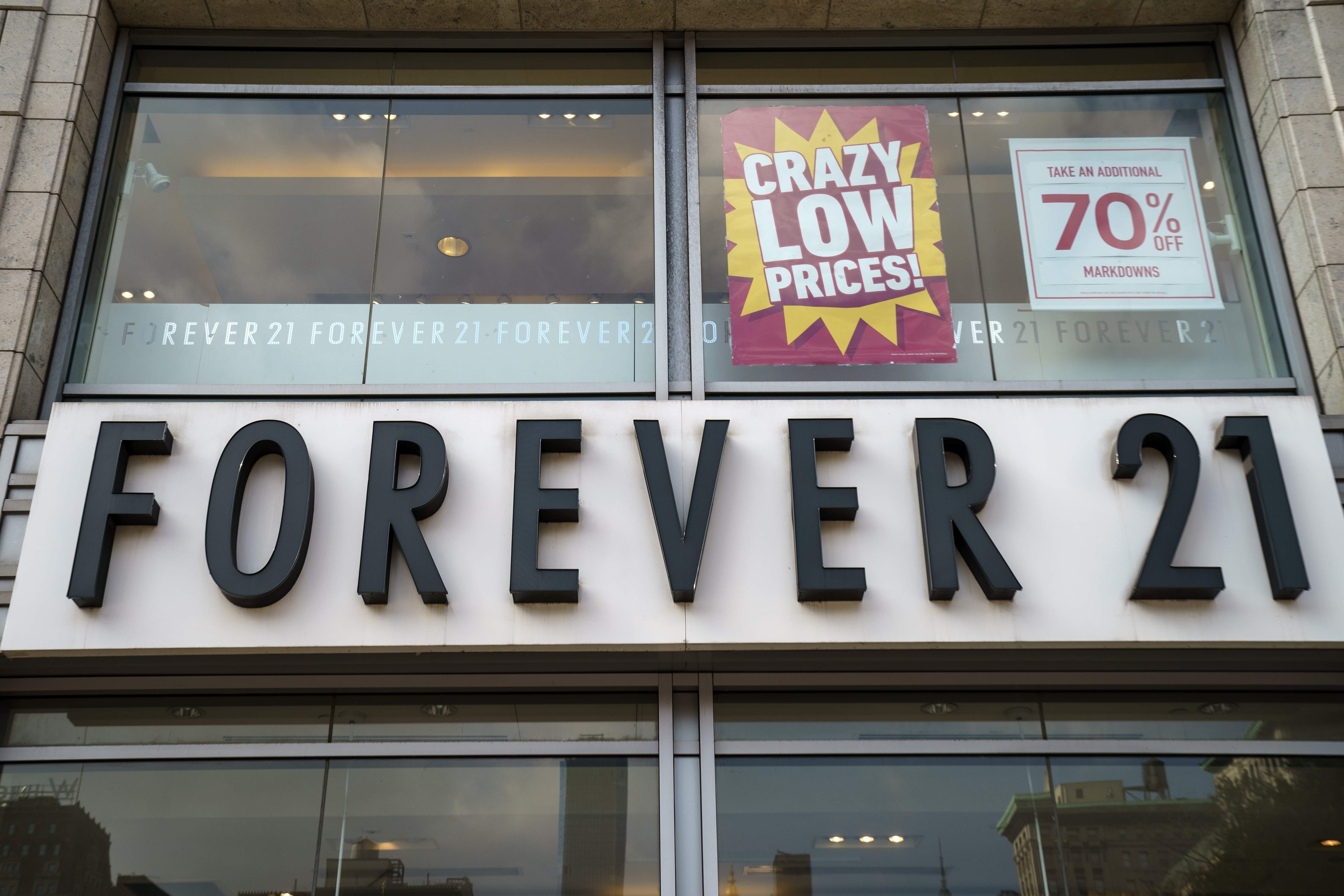 Forever 21 fue fundada en Los Ángeles en 1984 por el matrimonio surcoreano integrado por Do Won y Jin Sook Chang. (Foto Prensa Libre: AFP)