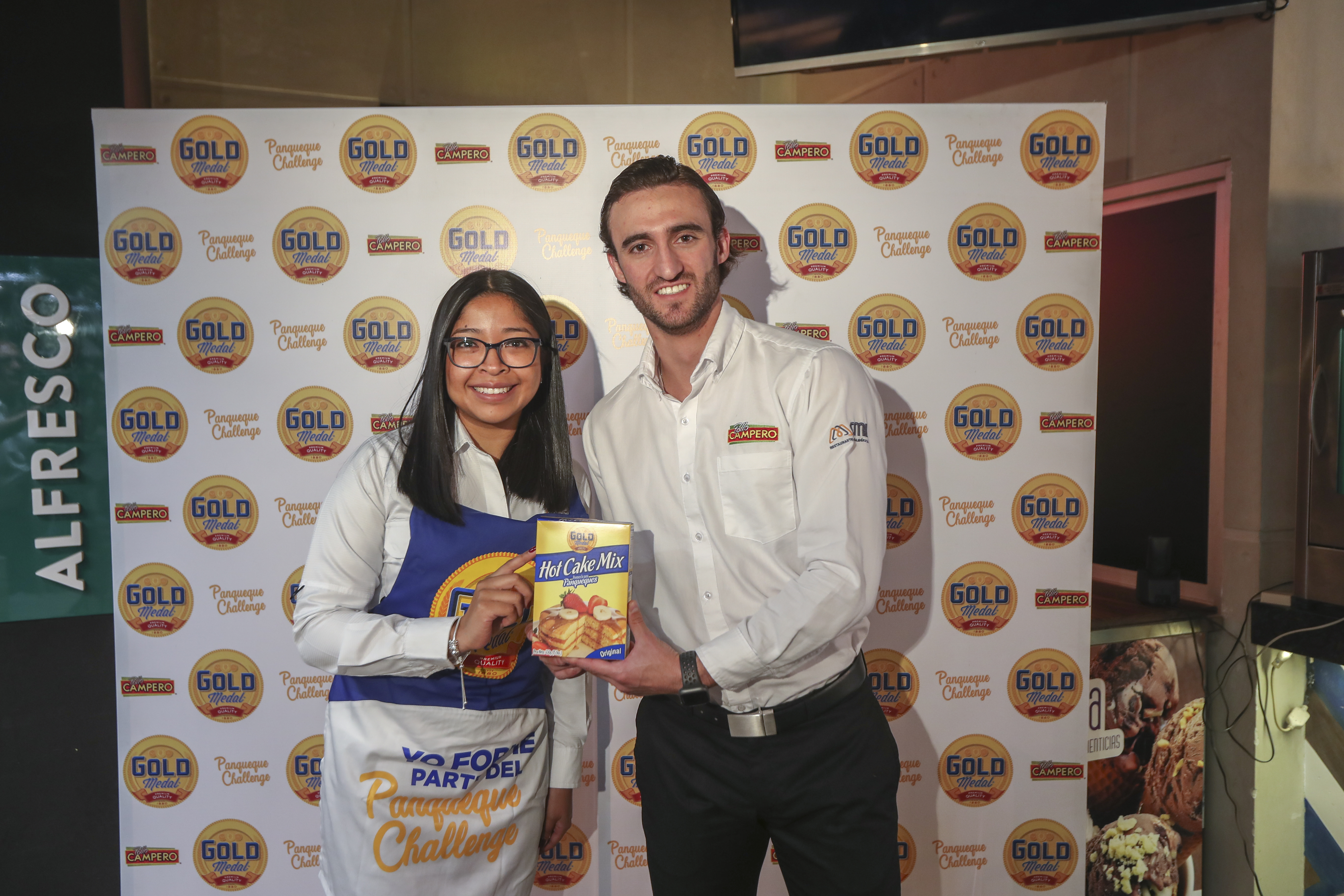 Alejandra Morán, gerente de marcas  Gold Medal y Félix Tejada, coordinador de marca de Pollo Campero. (Foto Prensa Libre: Norvin Mendoza)