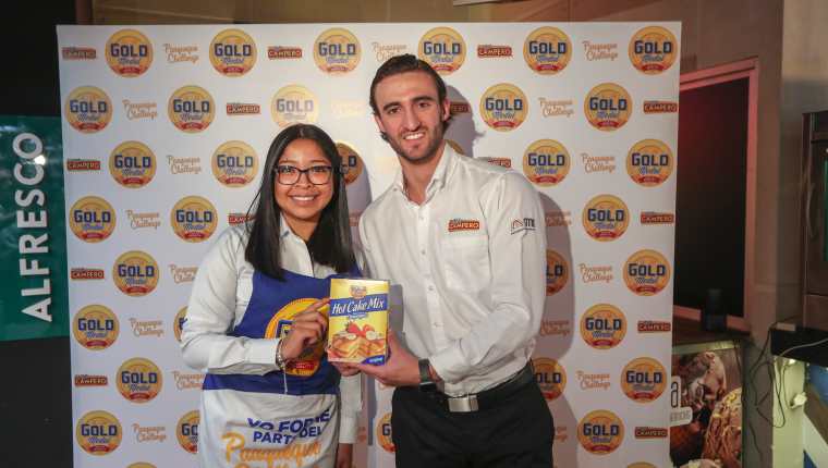 Alejandra Morán, gerente de marcas  Gold Medal y Félix Tejada, coordinador de marca de Pollo Campero. Foto Prensa Libre: Norvin Mendoza
