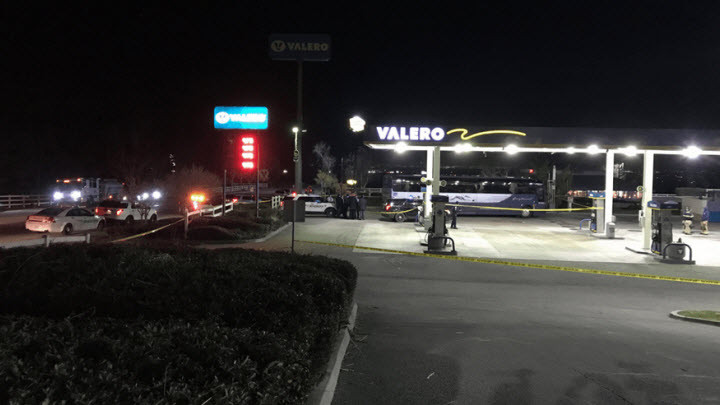 El autobús donde se registró la balacera buscó ayuda en una gasolinera. (Foto Prensa Libre: NBC Bay Area).