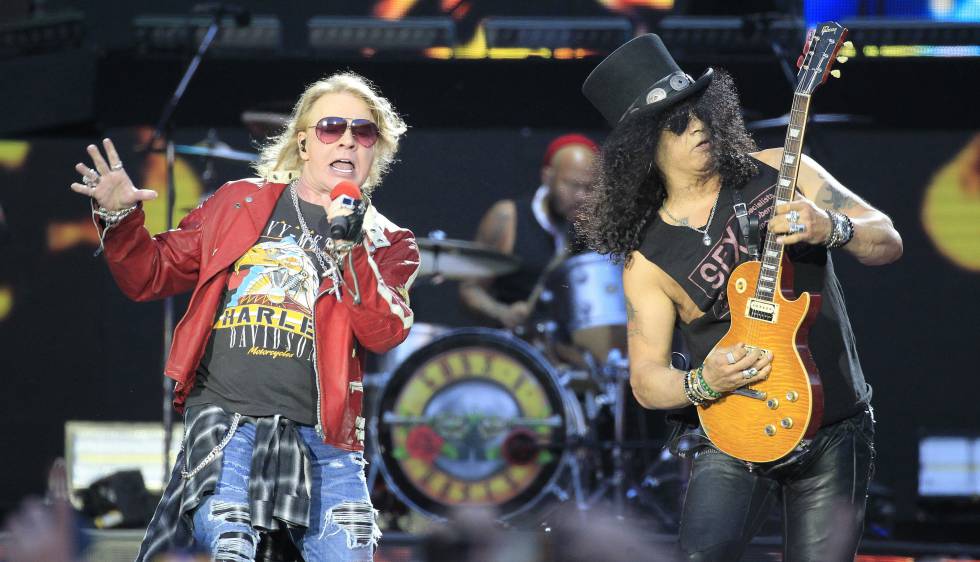 Axl Rose y Slash, de Guns N´ Roses, durante el show que ofrecieron el 4 de junio de 2017 en el estadio Vicente Calderón de Madrid. 