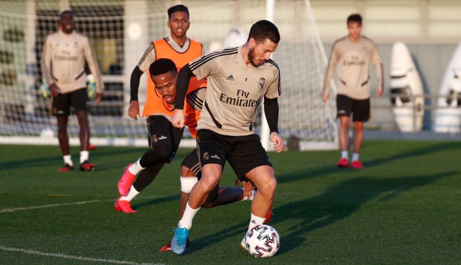 Eden Hazard, durante el entrenamiento de este lunes con el Real Madrid. (Foto Prensa Libre: Twitter Real Madrid)