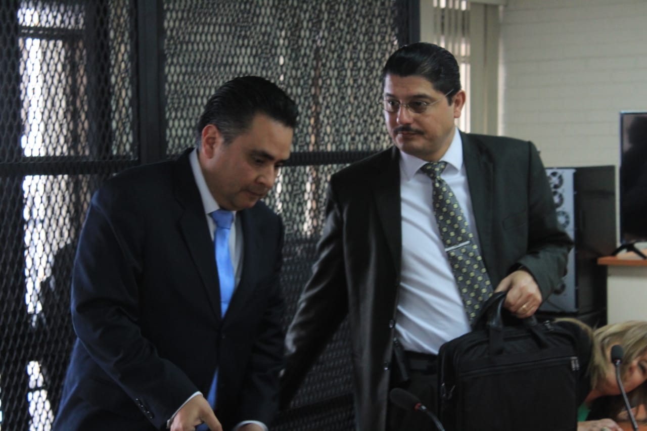 Javier Mendizabal (izquierda) durante la audiencia de este 28 de febrero. (Foto Prensa Libre: Byron García).