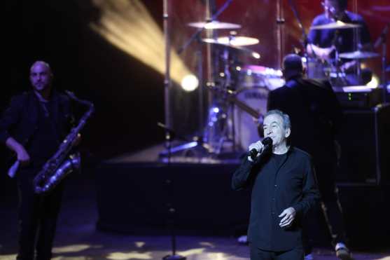 José Luis Perales concluyó el concierto con los éxitos “Qué canten los niños”, “¿Y cómo es él?” y “Te quiero”. (Foto Prensa Libre: Keneth Cruz)