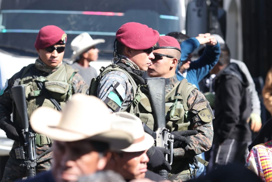 Las fuerzas militares mantienen un circulo de seguridad. (Foto Prensa Libre: Raúl Juárez)