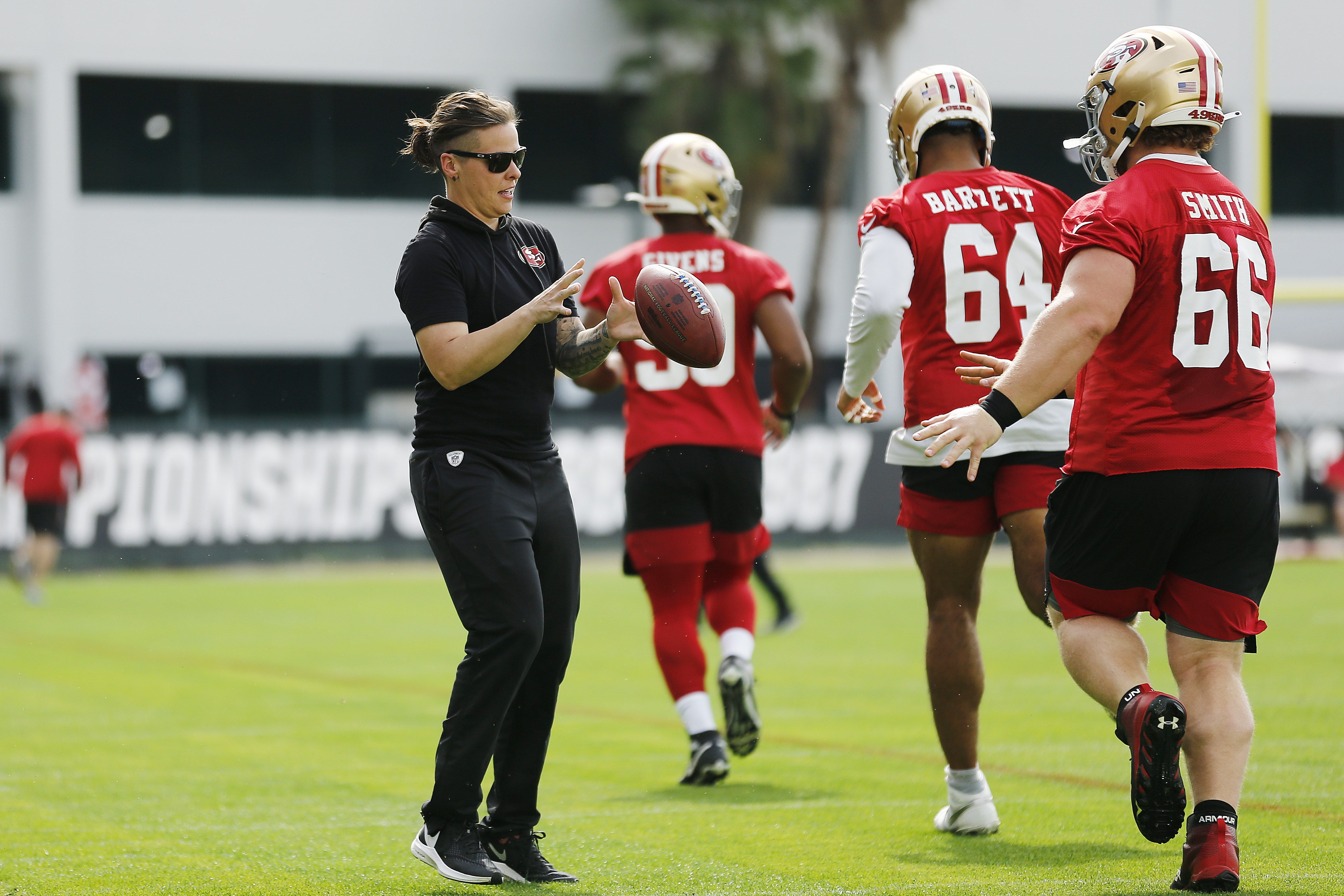 La coach Katie Sowers de los San Francisco 49ers será parte deñ Super Bowl LIV. (Foto Prensa Libre: AFP ) 