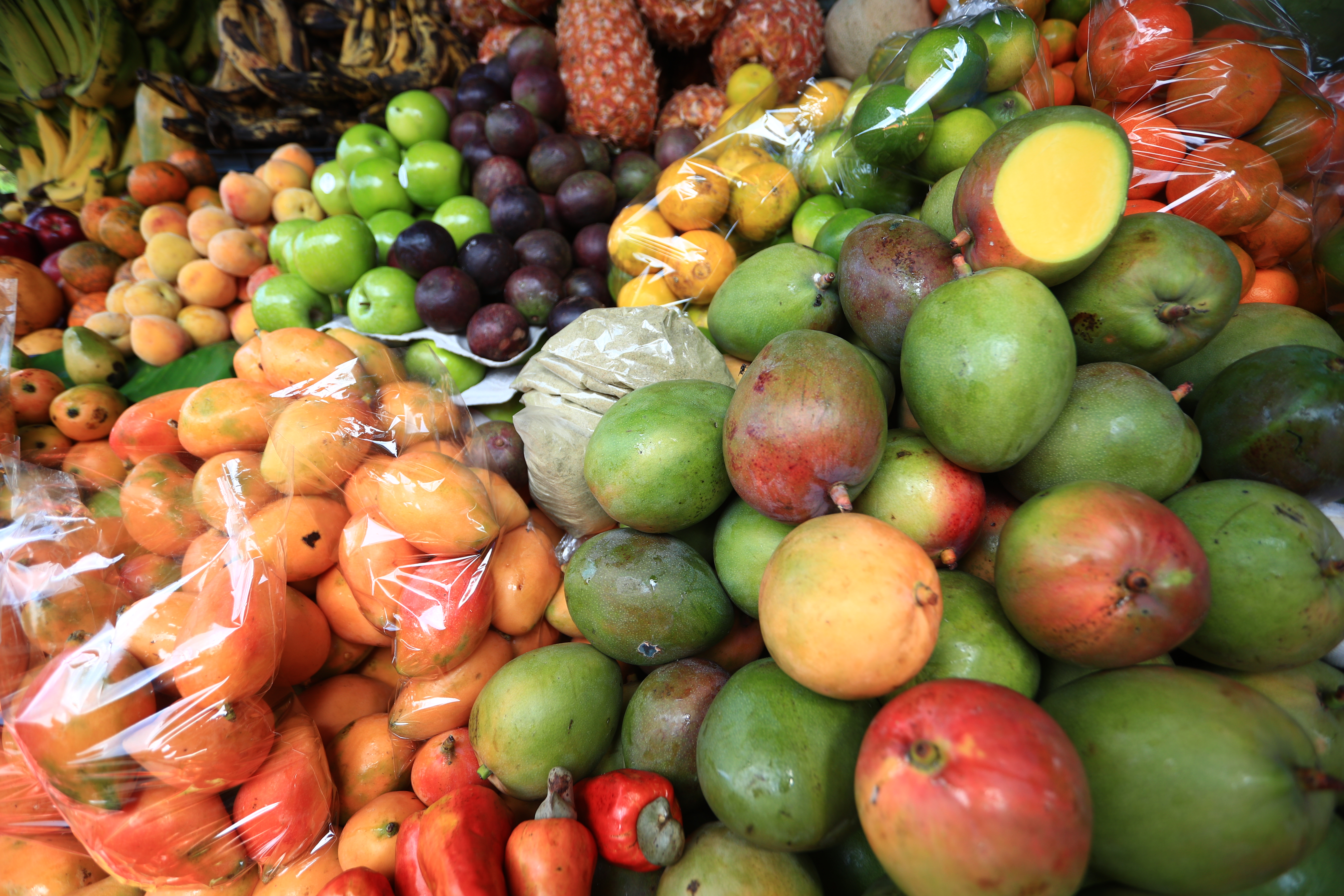 La producción de fruta tropical ingreso al mercado y los consumidores buscan su frescura para aliviar el calor e hidratarse. (Foto Prensa Libre: Carlos Hernández Ovalle)