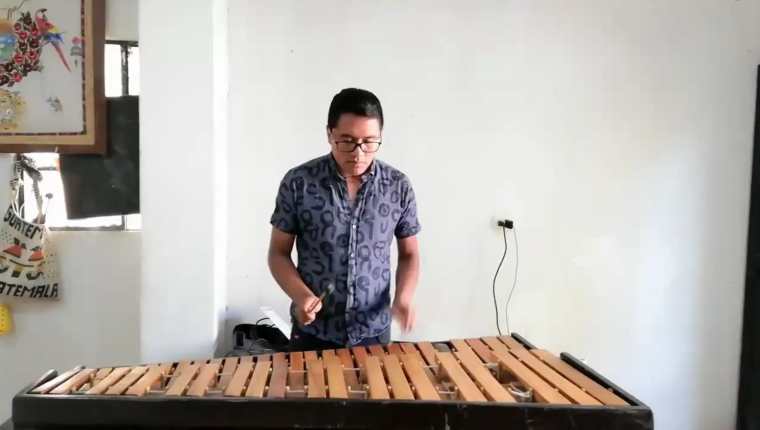 El marimbista Óscar Ajin pertenece a una familia de músicos. (Foto Prensa Libre: cortesía)
