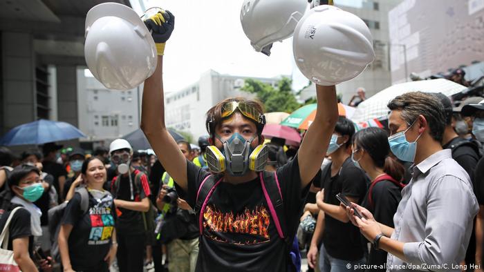 Las máscaras de Hong Kong: Un máscara con filtro (en el medio) y mascarillas simples (derecha e izquierda).  (Foto Prensa Libre: picture-alliance/dpa/Zuma/C. Long Hei)