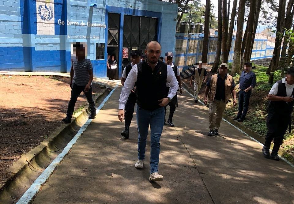 Francisco Molina durante un recorrido por un centro de protección de la SBS. (Foto Prensa Libre: Facebook)