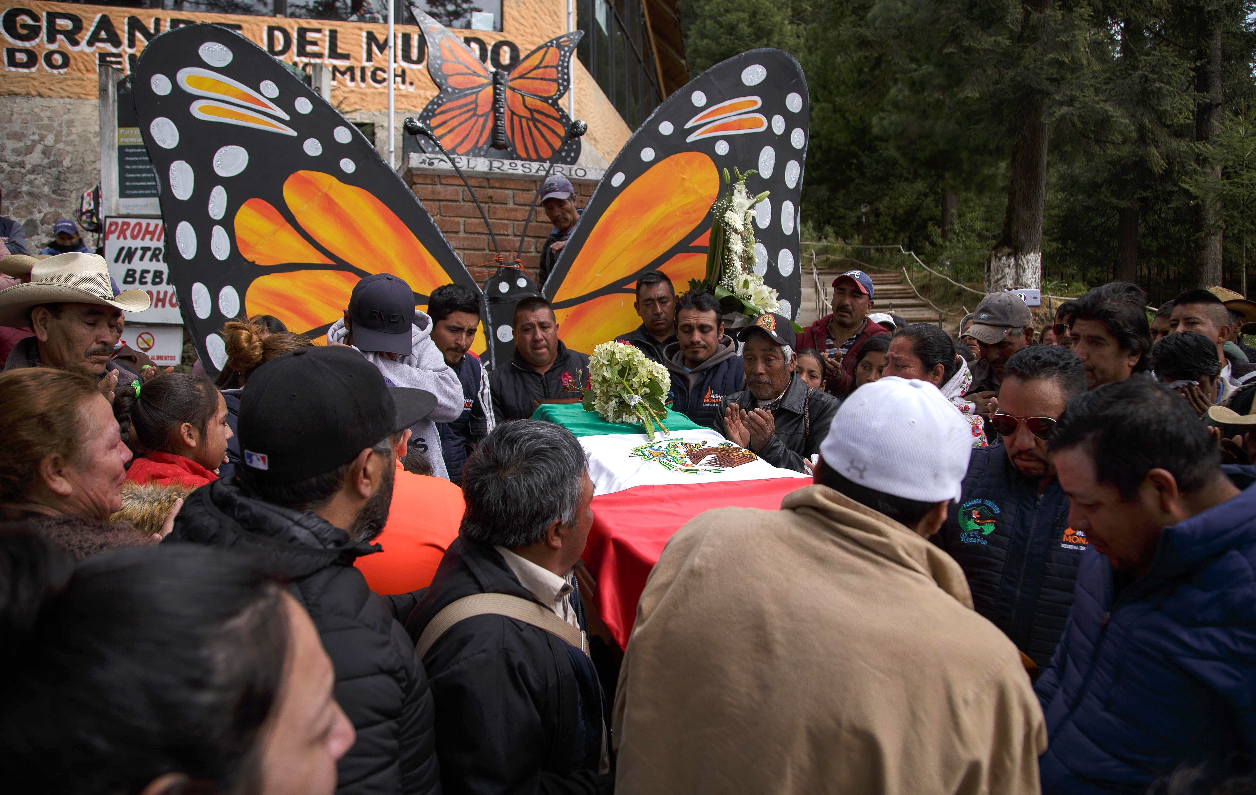 Habitantes de la comunidad de Ocampo, en el estado de Michoacán, México, participaron en homenaje al activista Homero Gómez González. (Foto Prensa Libre: EFE)