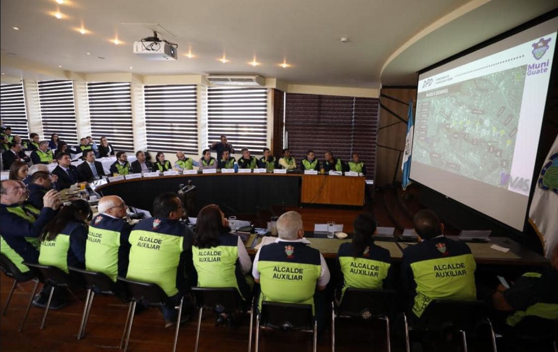 Equipo de trabajo de la Municipalidad de Guatemala durante la evaluación de los planes de trabajo. (Foto Prensa Libre: cortesía)