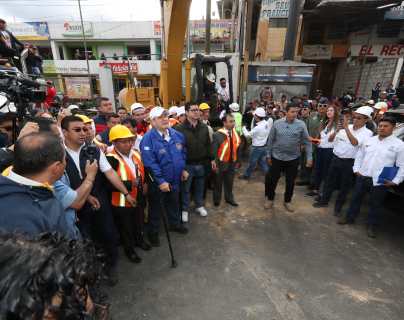 El presidente Alejandro Giammattei colocó este viernes 21 de febrero la primera piedra para la construcción de un paso a desnivel en Cuatro Caminos, Totonicapán. (Foto Prensa Libre: Mynor Toc) 