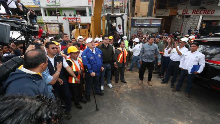 El presidente Alejandro Giammattei colocó este viernes 21 de febrero la primera piedra para la construcción de un paso a desnivel en Cuatro Caminos, Totonicapán. (Foto Prensa Libre: Mynor Toc) 