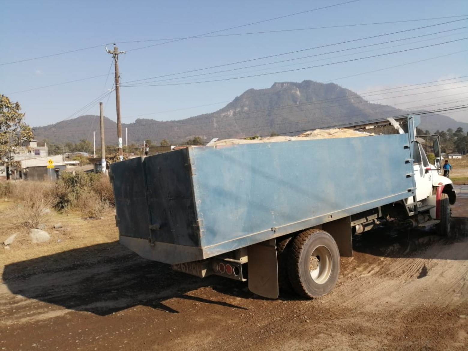 Vecinos de Tierra Colorada Baja señalan que el paso constantes de camiones les afecta. (Foto Prensa Libre: María Longo)