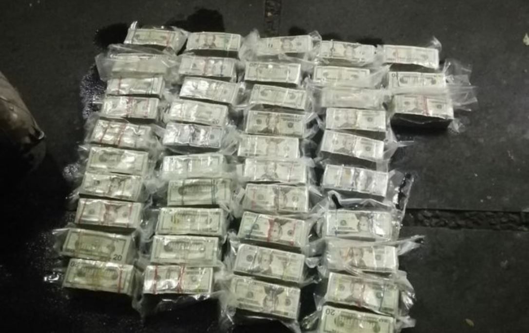 El dinero se encontraba protegido con bolsas de plástico. (Foto Prensa Libre: MP)