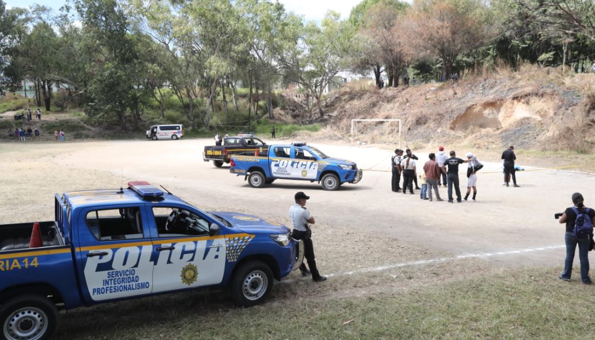 El campo de la zona 21 en donde quedaron dos jóvenes muertos. (Foto Prensa Libre: Érick Ávila)