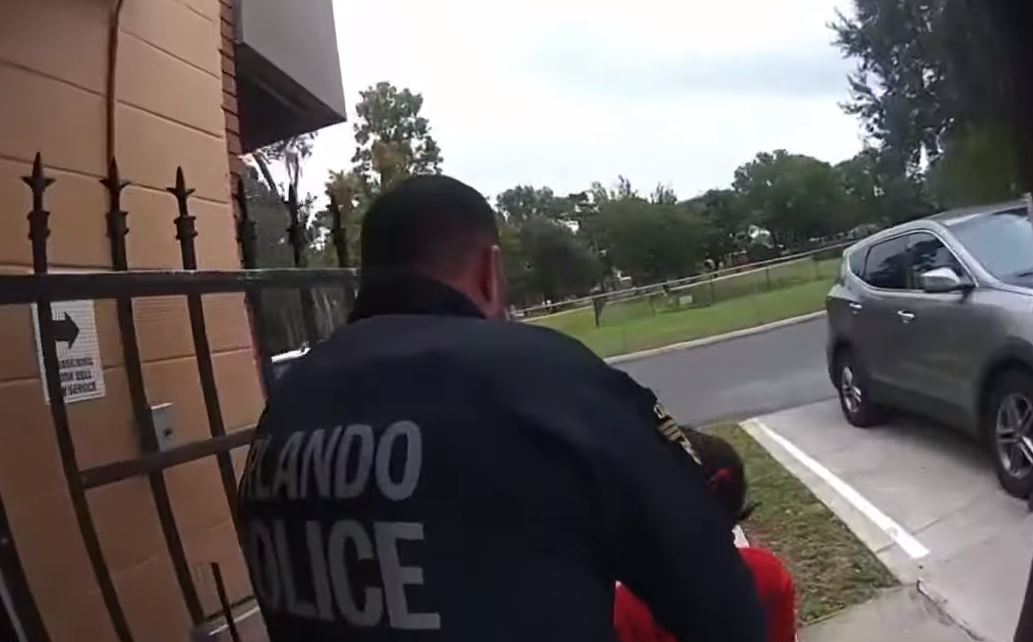 Un agente de la policía de Orlando, Florida arrestó a una niña de 6 años. (Foto Prensa Libre: captura de pantalla)