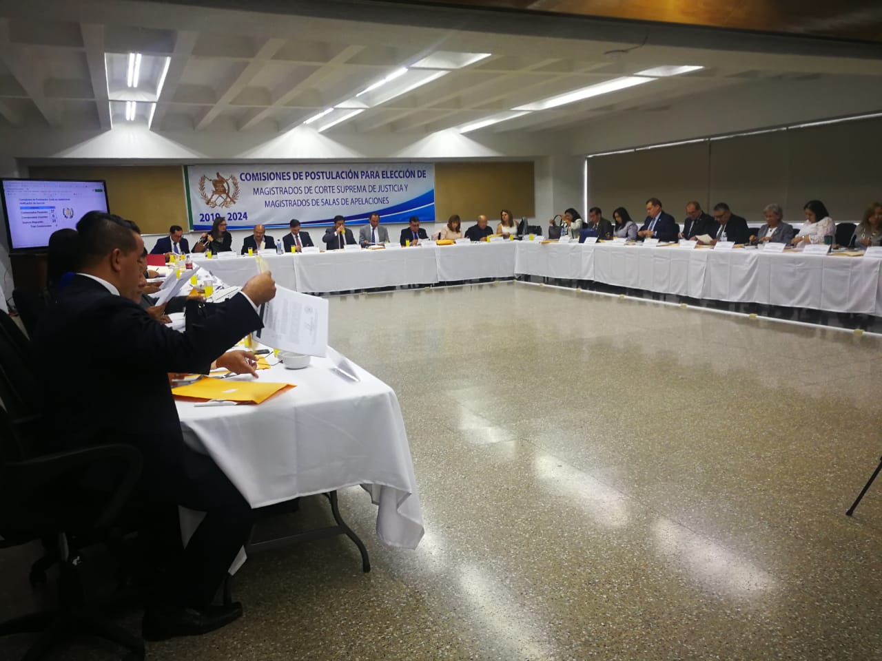 Comisionados para postular magistrados de apelaciones durante un receso en la sesión del 10 de febrero de 2020. (Foto Prensa Libre: Carlos Hernández)