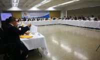 Comisionados para postular magistrados de apelaciones durante un receso en la sesión del 10 de febrero de 2020. (Foto Prensa Libre: Carlos Hernández)