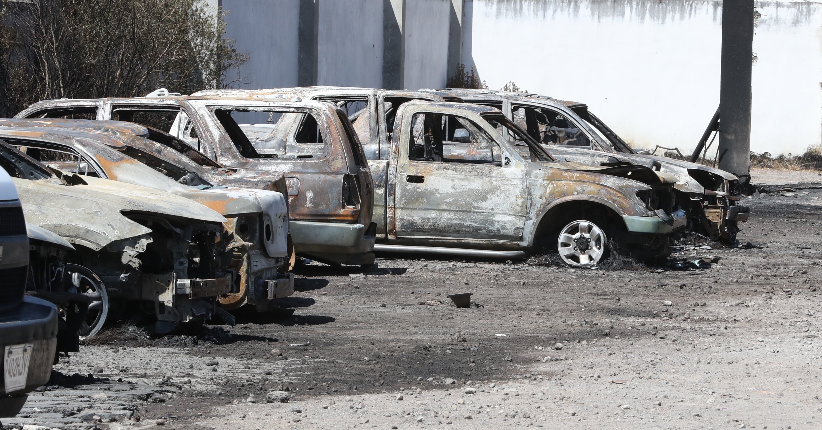 El predio de automóviles que se quemó el sábado 22 de febrero en Xela fue clausurado provisionalmente por el Ministerio Público. (Foto Prensa Libre: Mynor Toc) 
