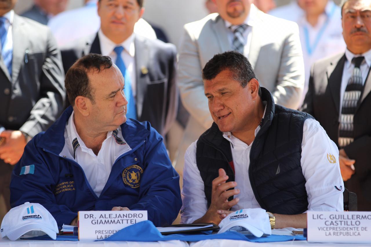 El presidente, Alejandro Giammattei, y el vicepresidente Guillermo Castillo, conversan durante el acto de designación de Pueblo Pintoresco en Salcajá, Quetzaltenango.  (Foto Prensa Libre: Miriam Figueroa) 