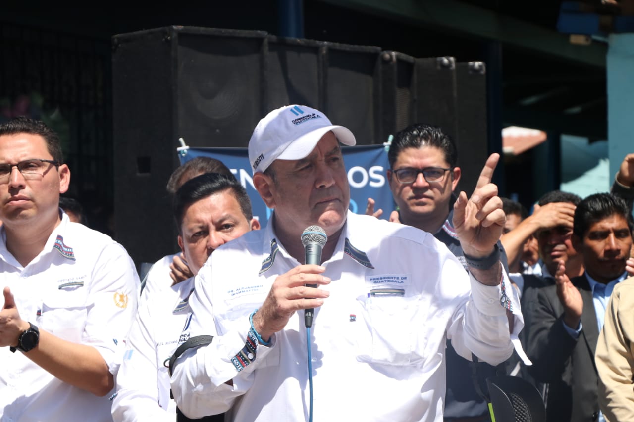El presidente Alejandro Giammattei manifestó que la terna de gobernador de Quetzaltenango llegó sin el acta correspondiente. (Foto Prensa Libre: Raúl Juárez) 