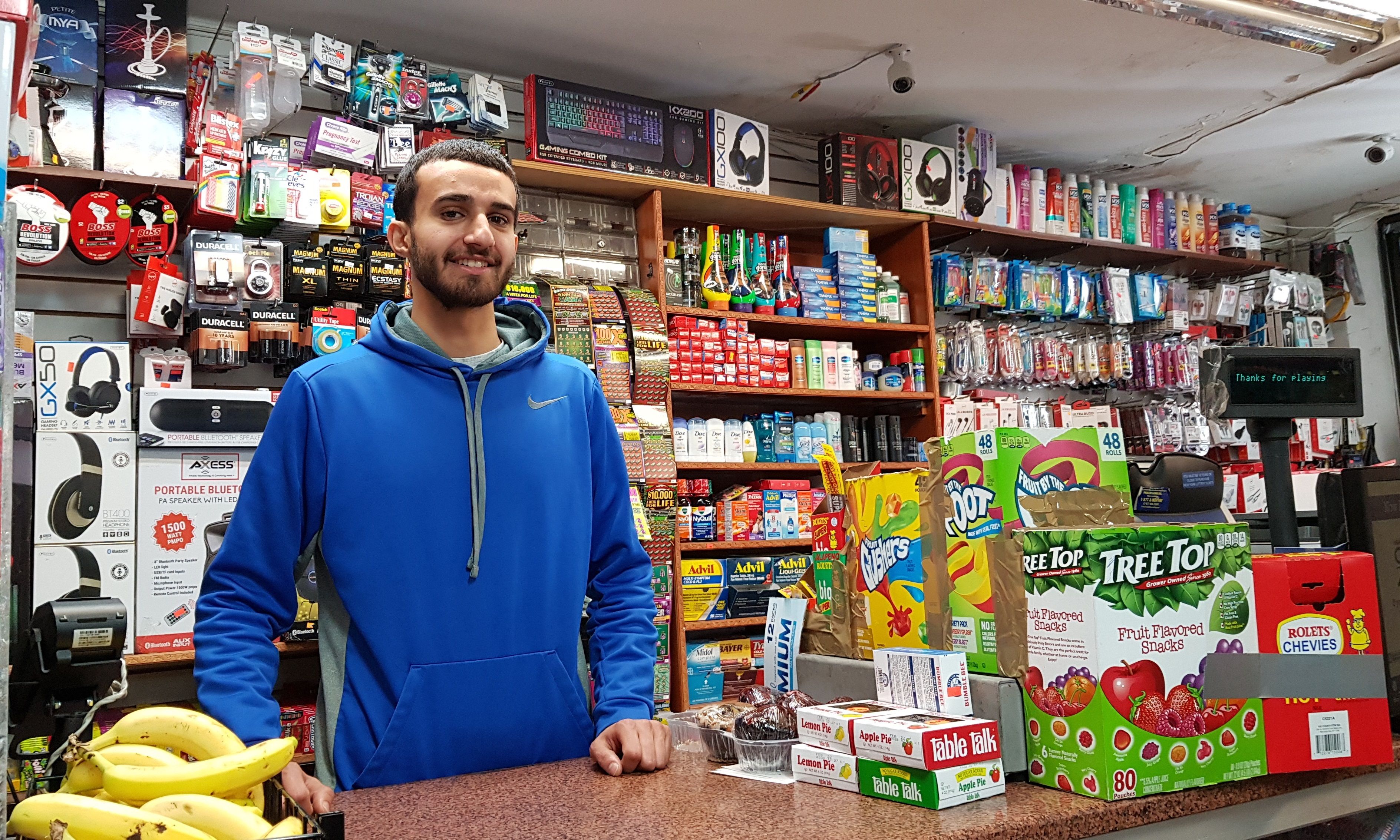 El joven Ahmed Alwan trabaja en el supermercado de su familia, ubicado en el barrio neoyorquino del Bronx. (Foto Prensa Libre: EFE)