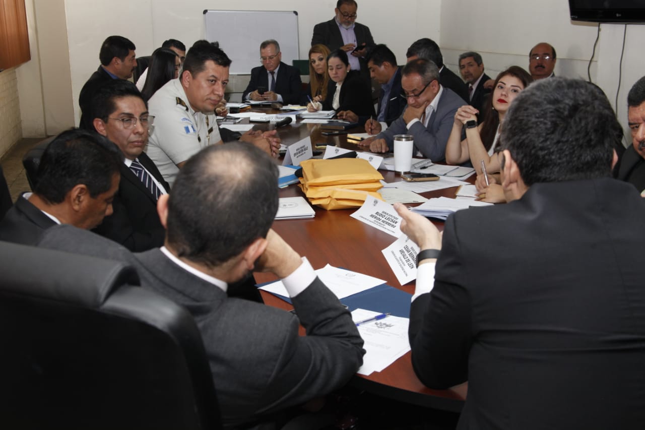 La comisión de Gobernación del Congreso discute la iniciativa de ley presentada por el Presidente de la República para declarar terroristas a las pandillas. (Foto Prensa Libre: Noé Medina)