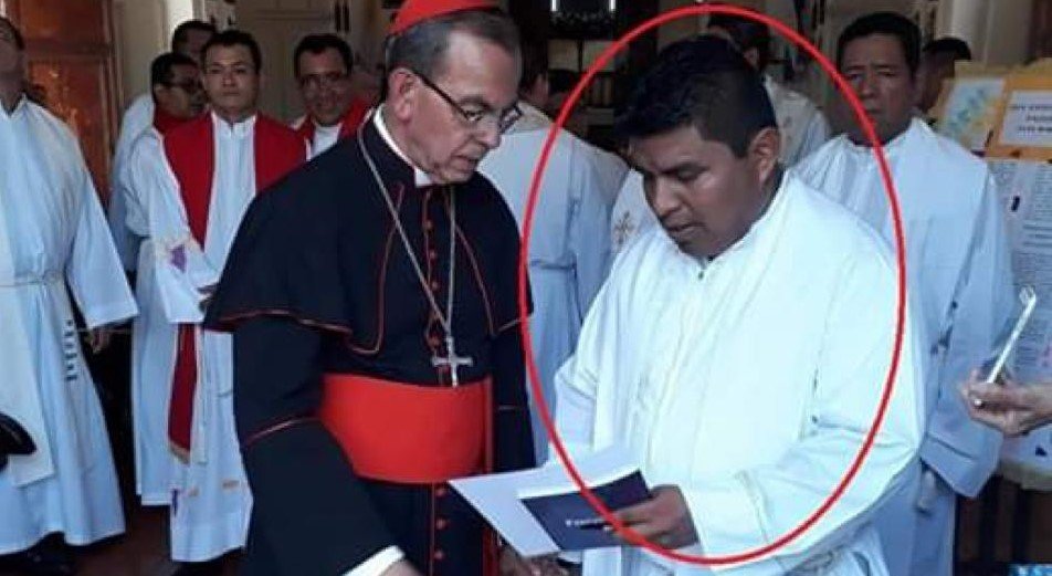 El sacerdote (a la derecha) conversa con el cardenal  Gregorio Rosa Chávez. (Foto Prensa Libre: El Salvador Times)