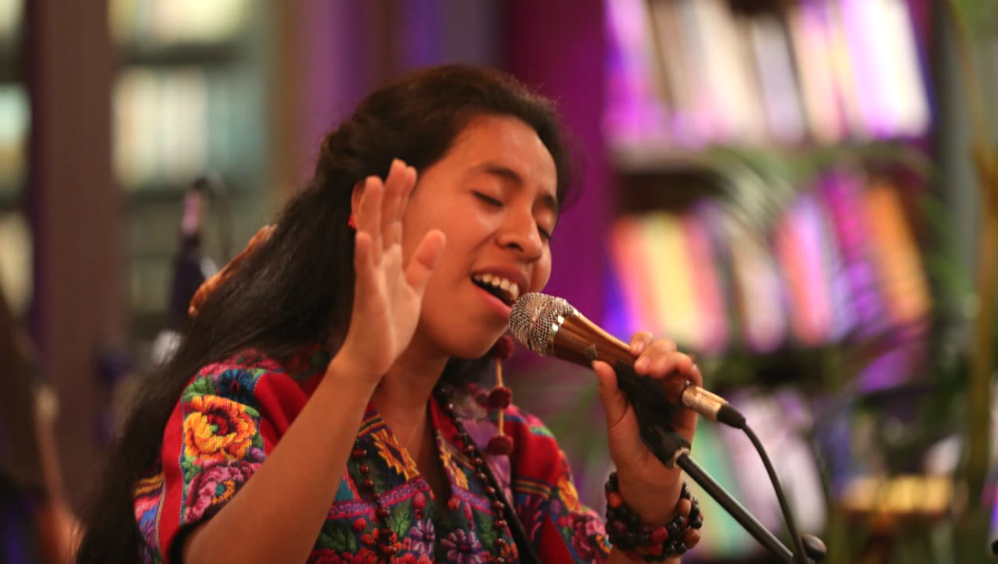 La cantautora guatemalteca Sara Curruchich promociona su disco "Somos". (Prensa Libre: Keneth Cruz)