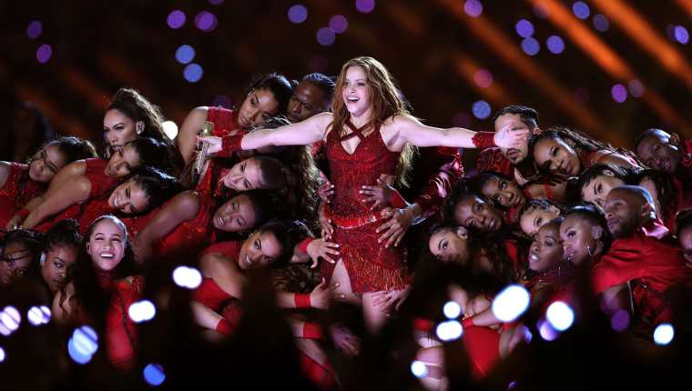 La artista colombiana Shakira deleitó a multitutes durante el show de medio tiempo del Super Bowl. (Foto Prensa Libre: AFP)