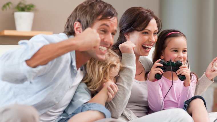 Para algunas familias, los videojuegos son una actividad para compartir. (Foto Prensa Libre: Servicios).