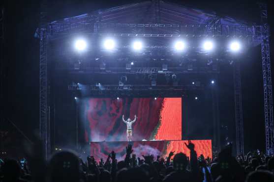 Además de música, Aoki proyectó visuales en una pantalla gigante. (Foto Prensa Libre: Keneth Cruz)