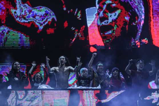 Aoki compartió con seguidores locales y subió a la tarima a varios asistentes. (Foto Prensa Libre: Keneth Cruz)