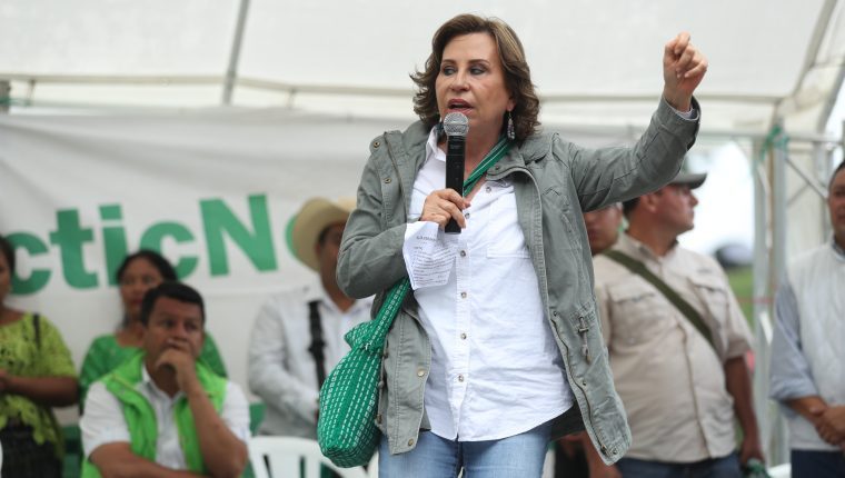 La excandidata presidencial de la UNE, Sandra Torres, en un mítin electoral   
en Tactic, Alta Verapaz.                                                                                        (Foto HemerotecaPL)