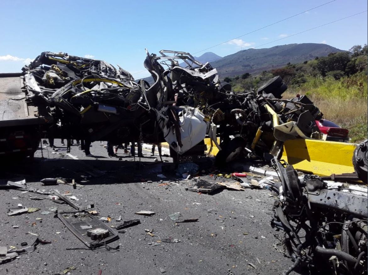 El vehículo del transporte pesado quedó partido por el fuerte impacto. (Foto Prensa Libre: tráficogt)