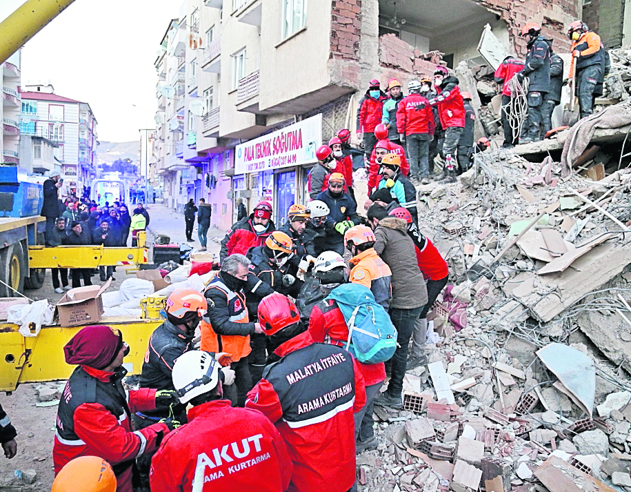 Los equipos de rescate recuperan un cuerpo de los escombros de un edificio destruido después de un terremoto ocurrido en Turquía, el 25 de enero último. (Prensa Libre: EFE)