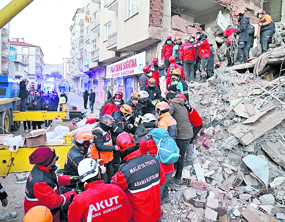 Los equipos de rescate recuperan un cuerpo de los escombros de un edificio destruido después de un terremoto ocurrido en  Turquía, el 25 de enero último. (Prensa Libre: EFE)