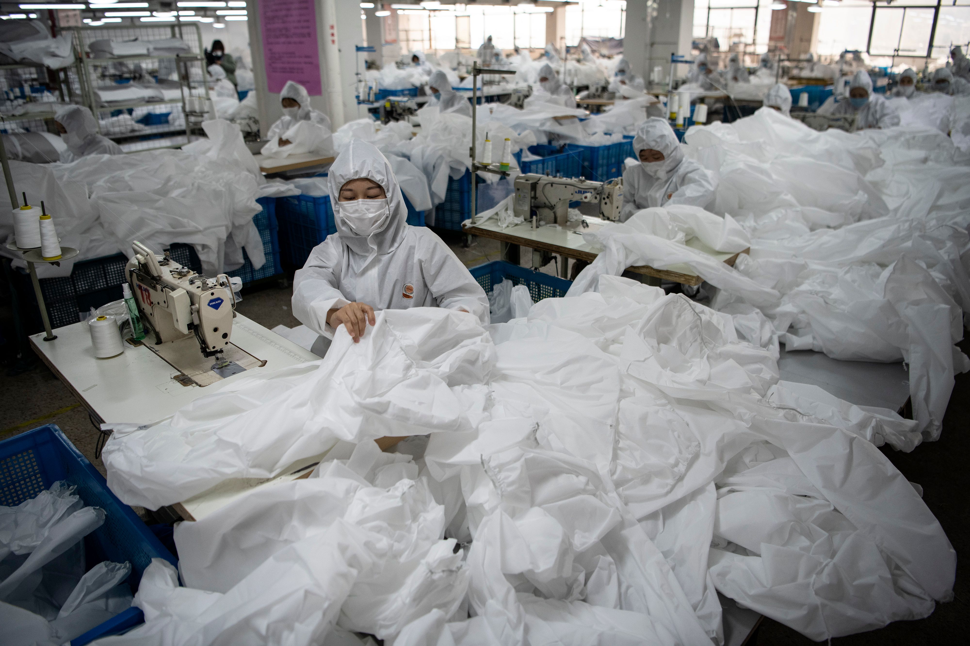 En la fabrica de Ugly Duck, en Wenzhou, los empleados fabrican a marchas forzadas. (Foto Prensa Libre: AFP)