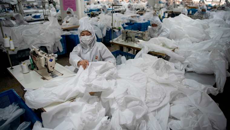 En la fabrica de Ugly Duck, en Wenzhou, los empleados fabrican a marchas forzadas. (Foto AFP)