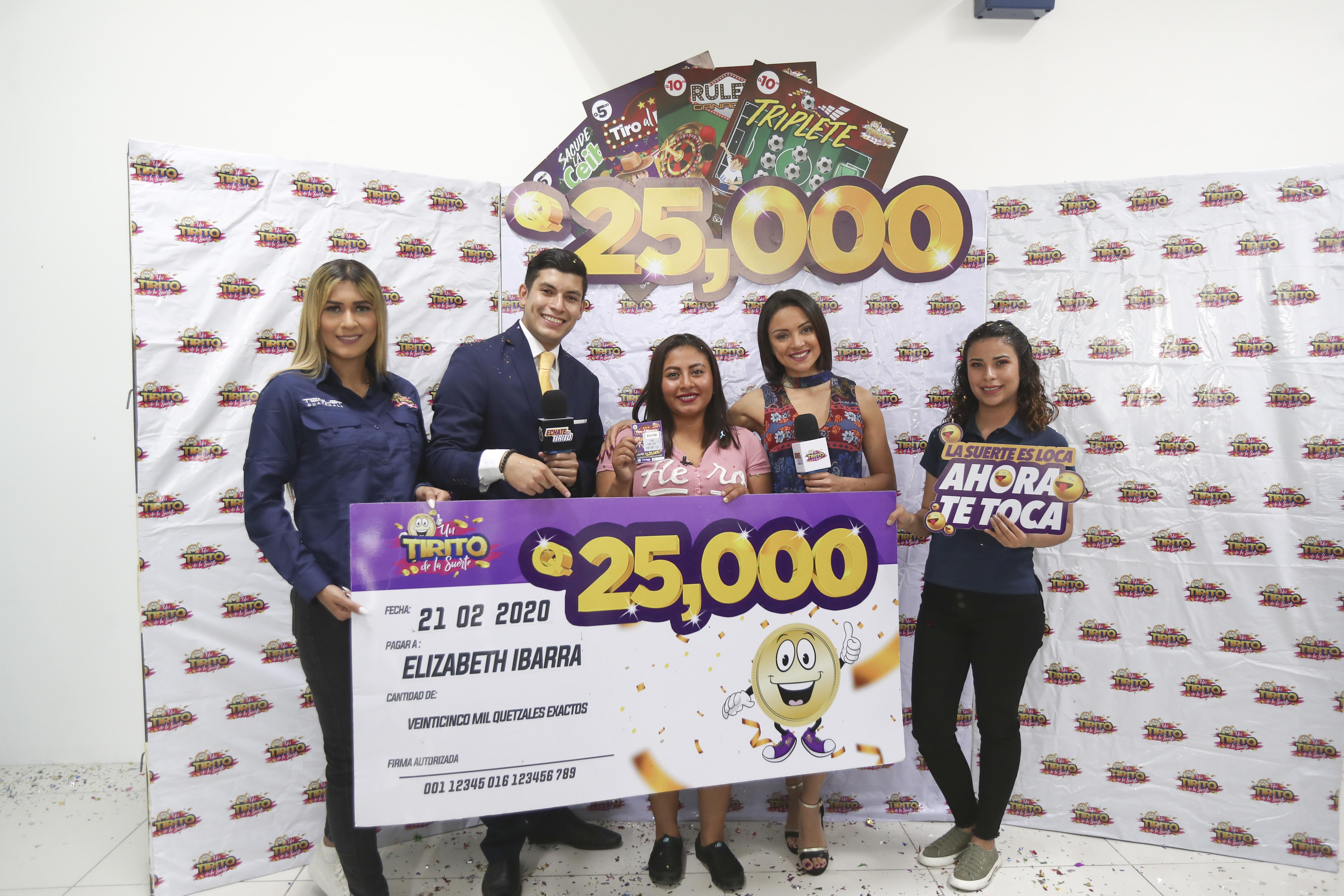 Elizabeth Ibarra fue la afortunada ganadora de 25 mil quetzales. (Foto Prensa Libre: Norvin Mendoza)