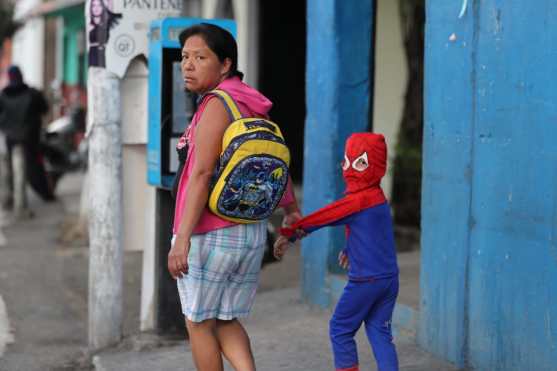 Algunas personas llevaron a sus hijos al colegio pero fueron regresados a sus hogares. Foto Prensa Libre: Érick Ávila